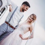 Vintagewedding Look für den Bräutigam und die Braut.