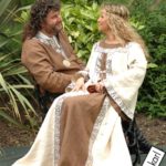 Mittelalterkleidung aus weichfließendem Leinen für eine Hochzeit in Schottland.